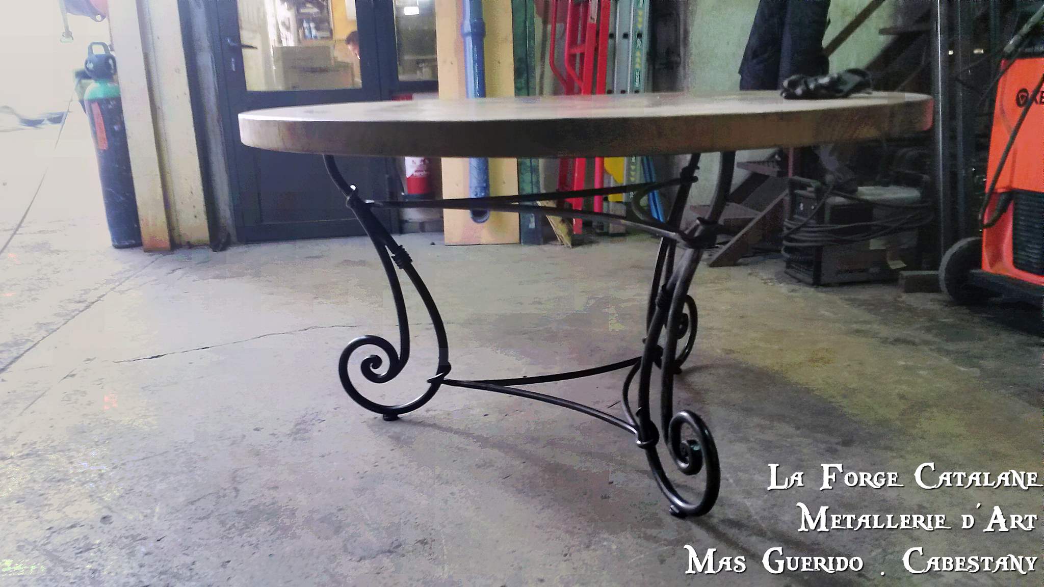 Detail table fer forge 3 pieds 2 forge catalane.jpg
